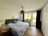 Schlafzimmer mit Zugang zum Balkon
