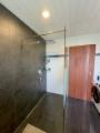 Einblicke ins Bad mit  Walk-in-Dusche