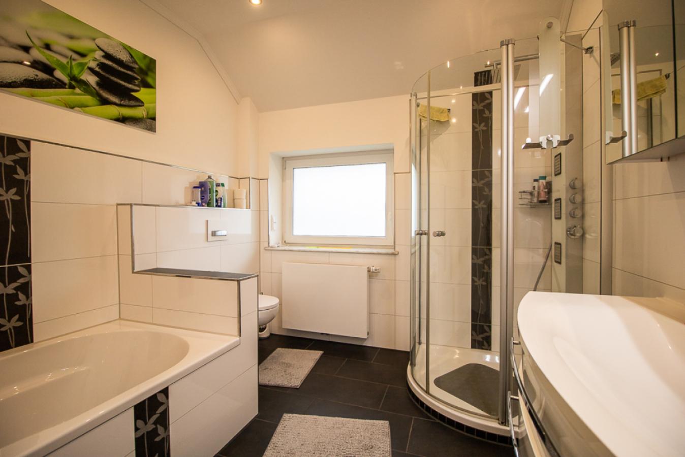 Wohnung: Badezimmer