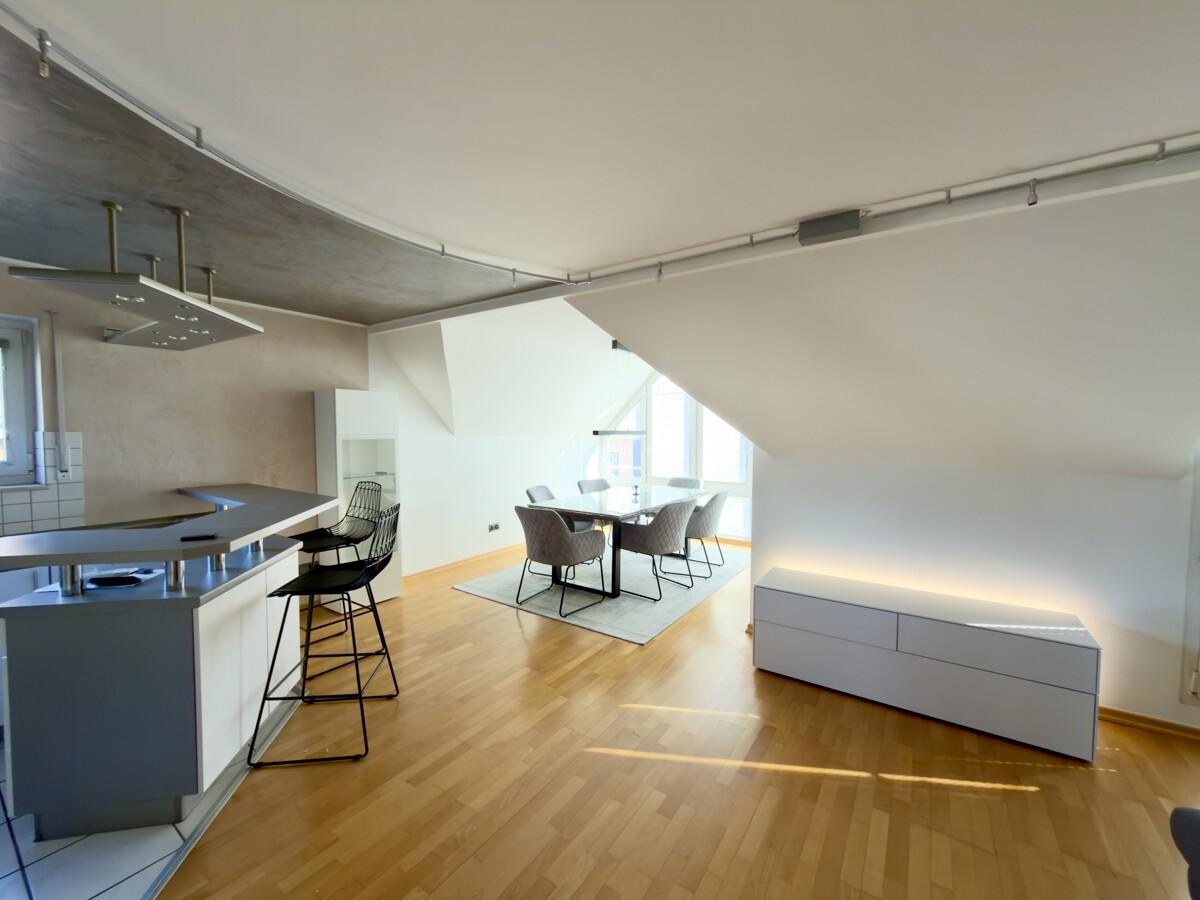 Blick in die Küche und Esszimmer