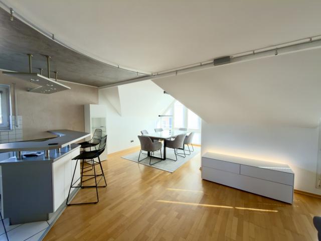 Blick in die Küche und Esszimmer