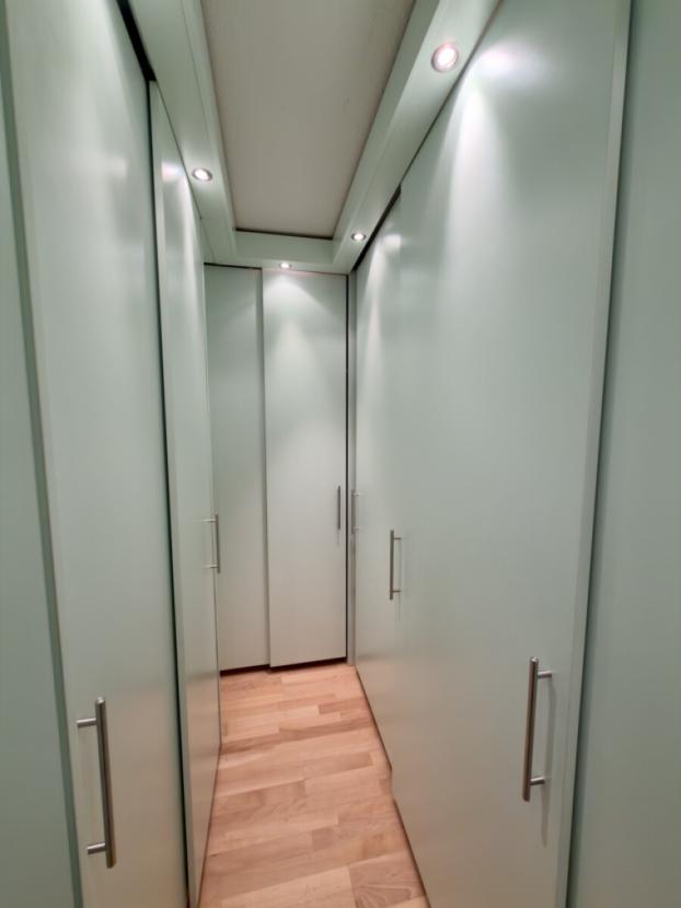 Blick in den begehbaren Kleiderschrank