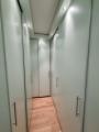 Blick in den begehbaren Kleiderschrank