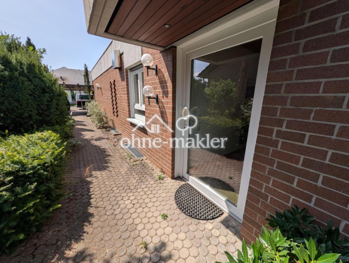 Blick vom Eingang zum Carport