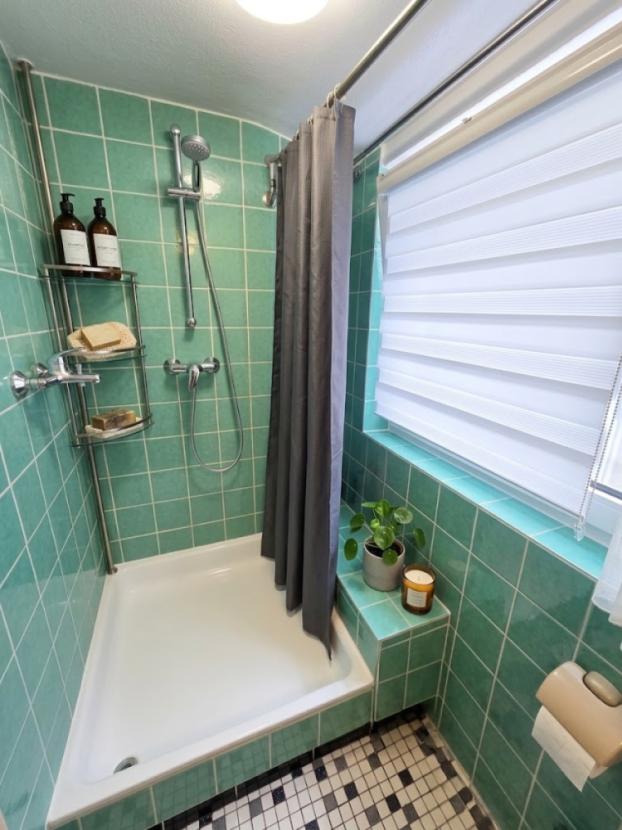 li Dusche mit KI dekoriert
