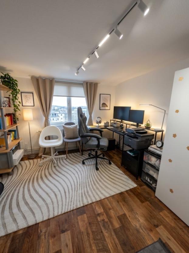 re Büro mit KI dekoriert