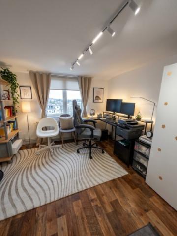 re Büro mit KI dekoriert