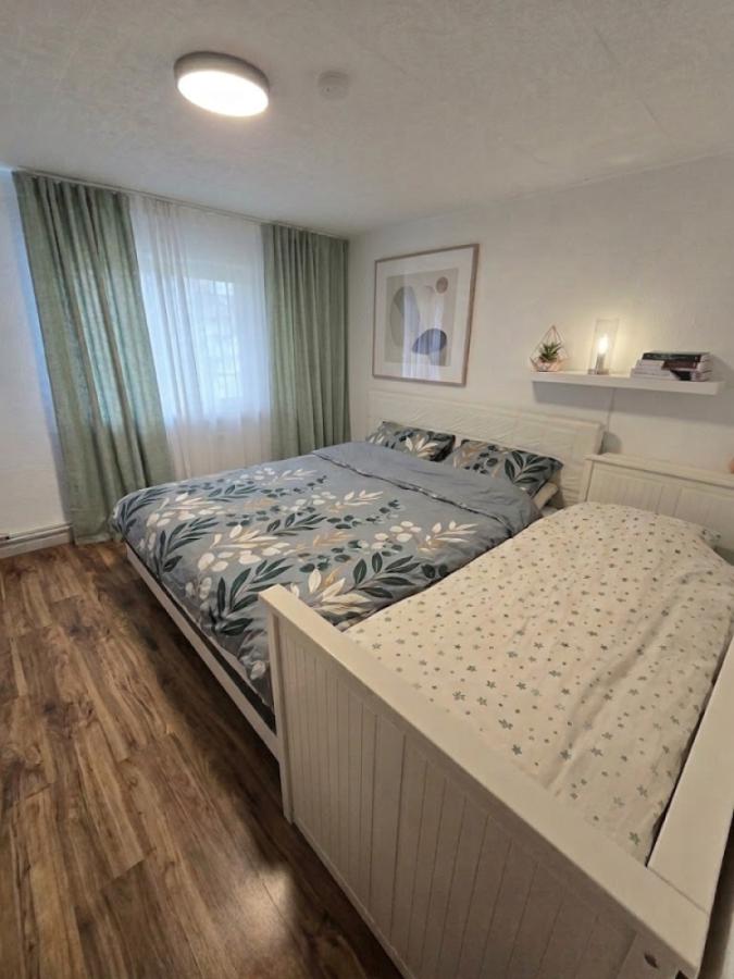 re Schlafzimmer mit KI dekoriert