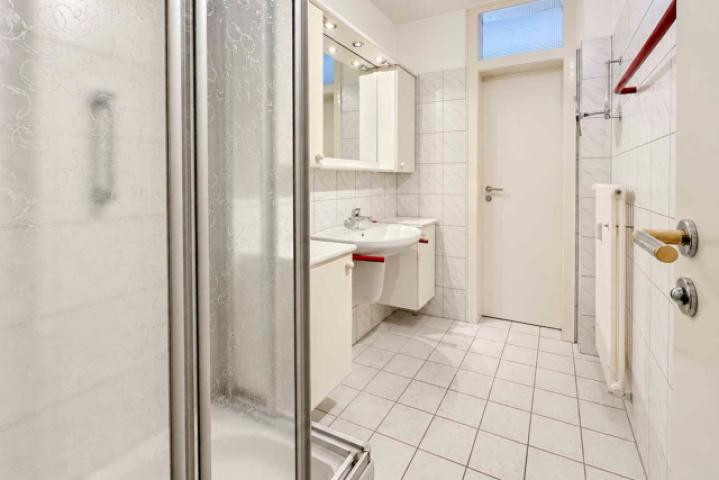 Badezimmer mit zwei Eingänge_