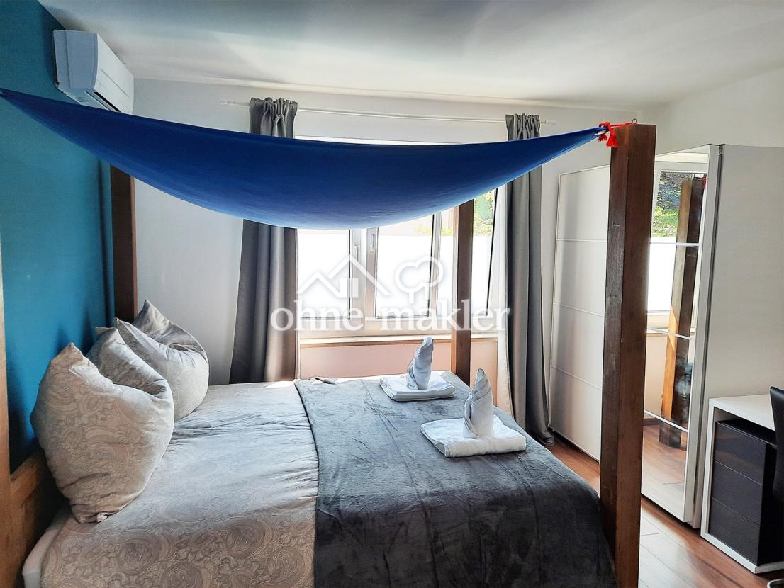 1. Schlafzimmer mit Himmelbett