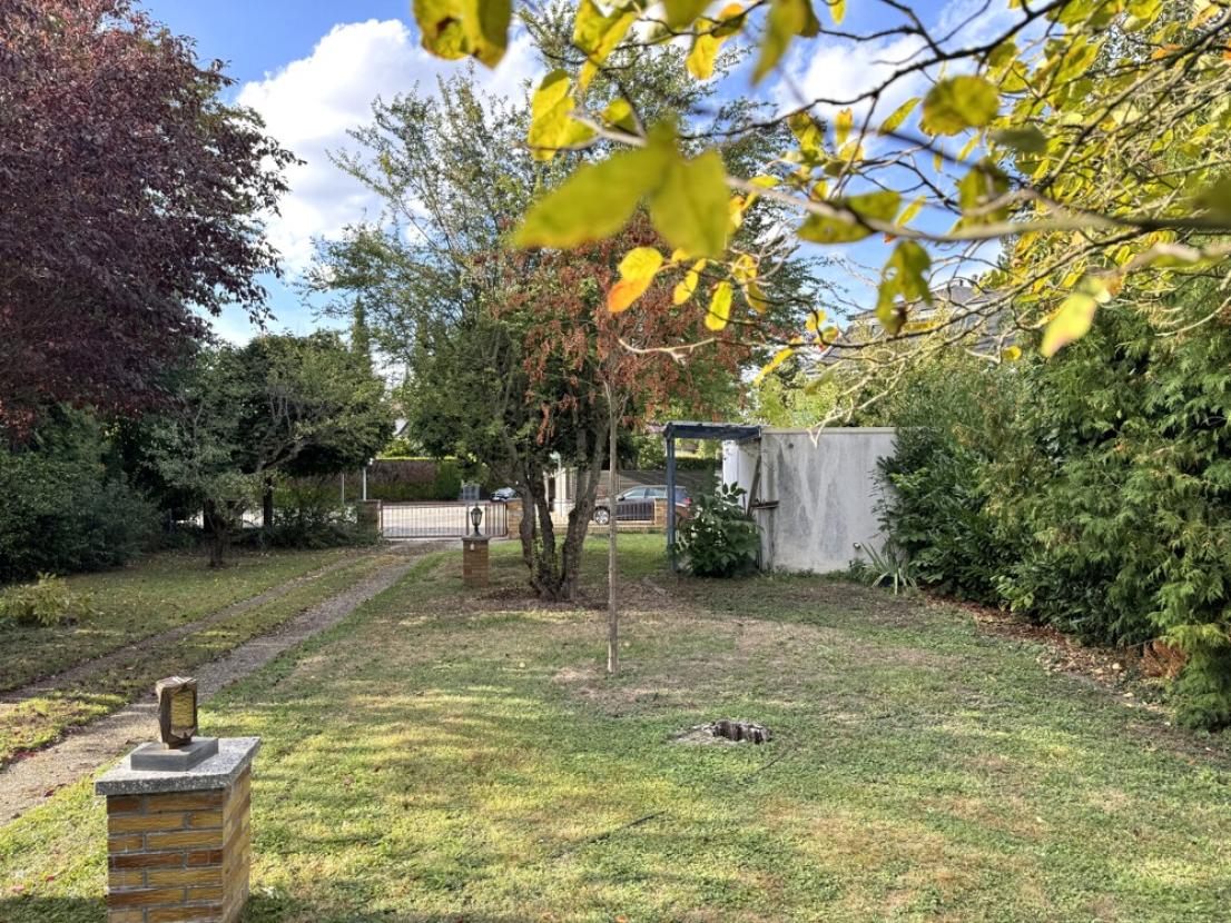 Zufahrt, Garage  und Garten