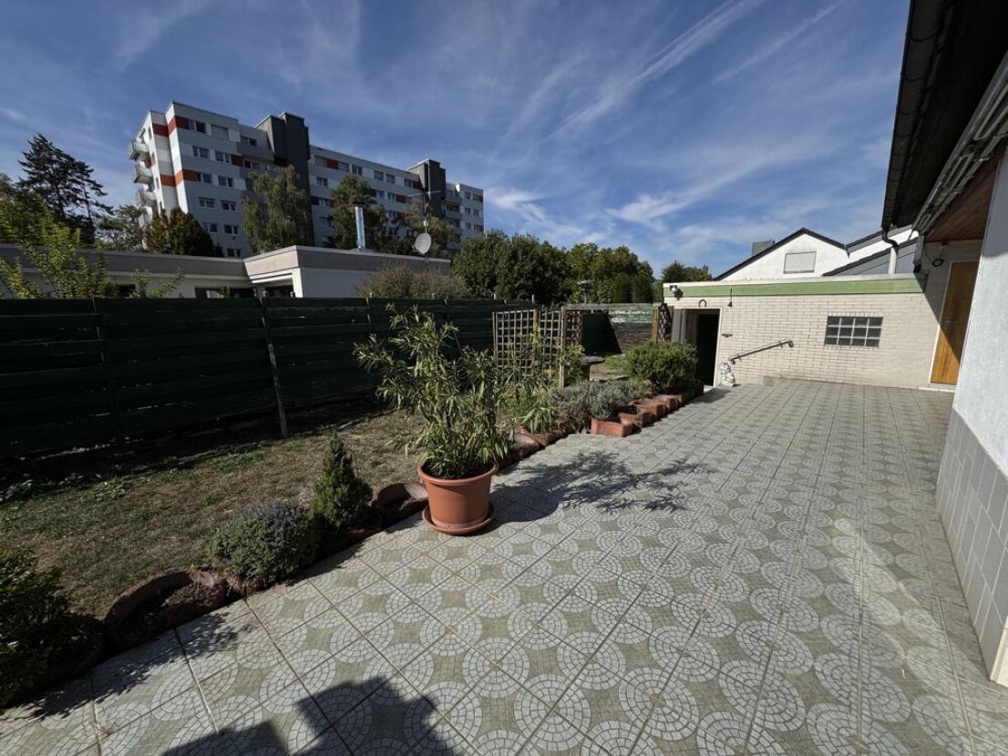 Terrasse mit Blick in Garten