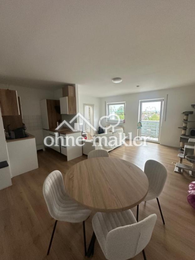 Essbereich mit Balkontür