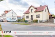 Straßenansicht und Einfahrt