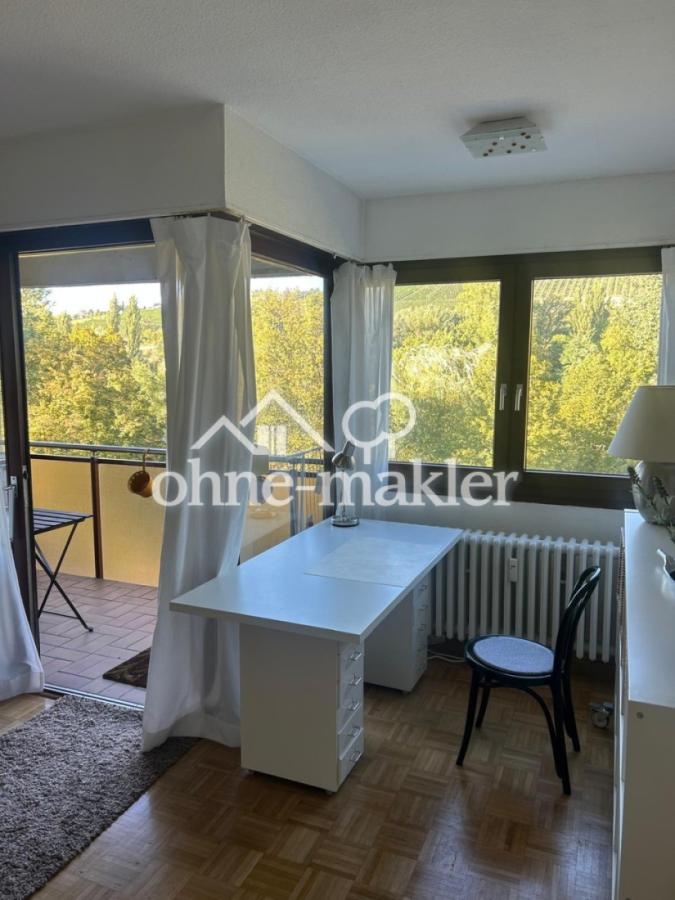 Schreibtisch mit Weinbergblick