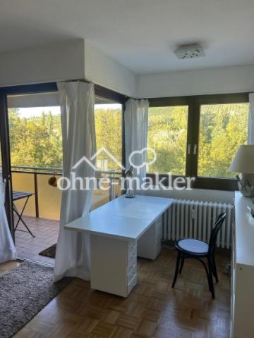 Schreibtisch mit Weinbergblick