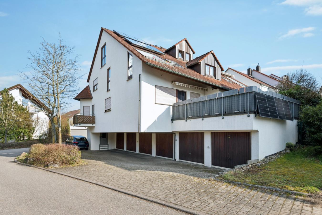 Außenansicht mit Garage