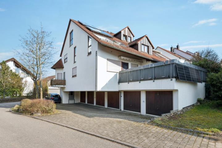 Außenansicht mit Garage