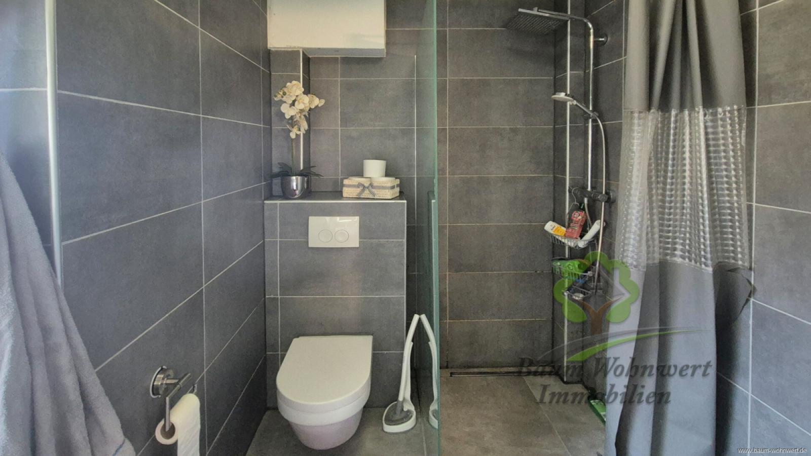 1OG. Badezimmer/WC/Dusche