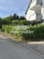 Kleiner Balkon und Hecke