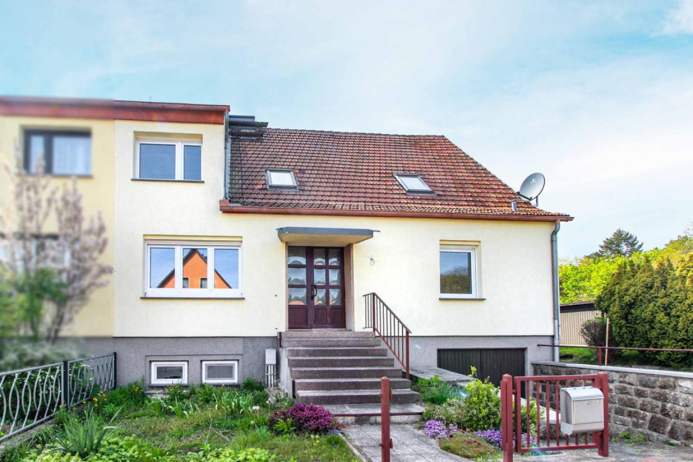 Hausansicht mit Eingangsbereich