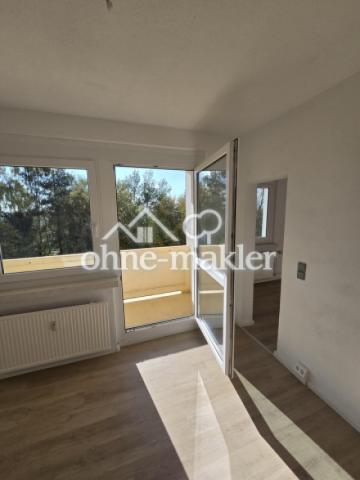großes Wohnzimmer mit Balkon