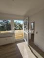 großes Wohnzimmer mit Balkon