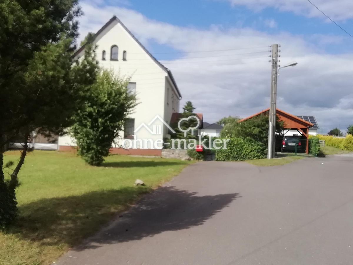 Vorderansicht mit Carport