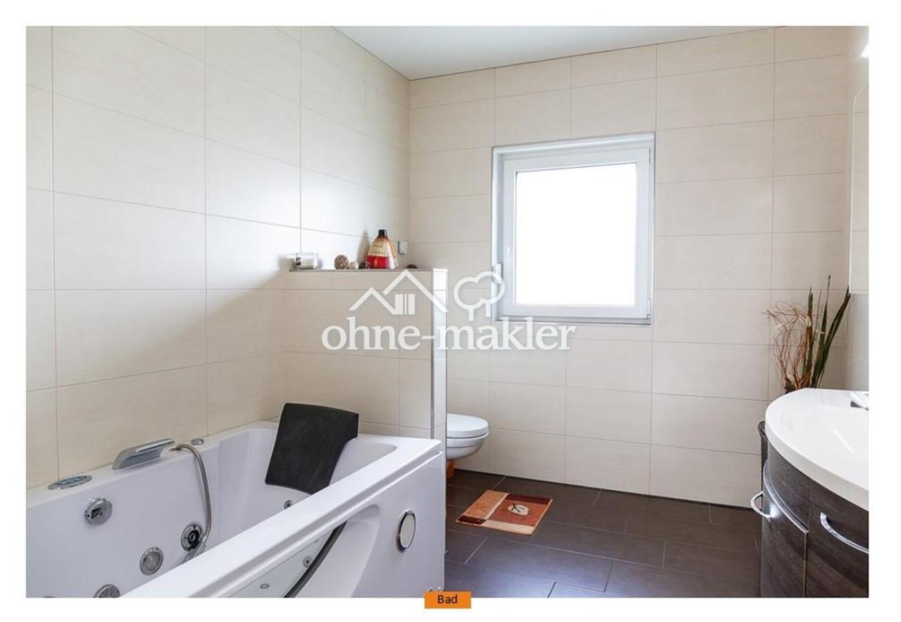 Badezimmer mit Whirlpool und F