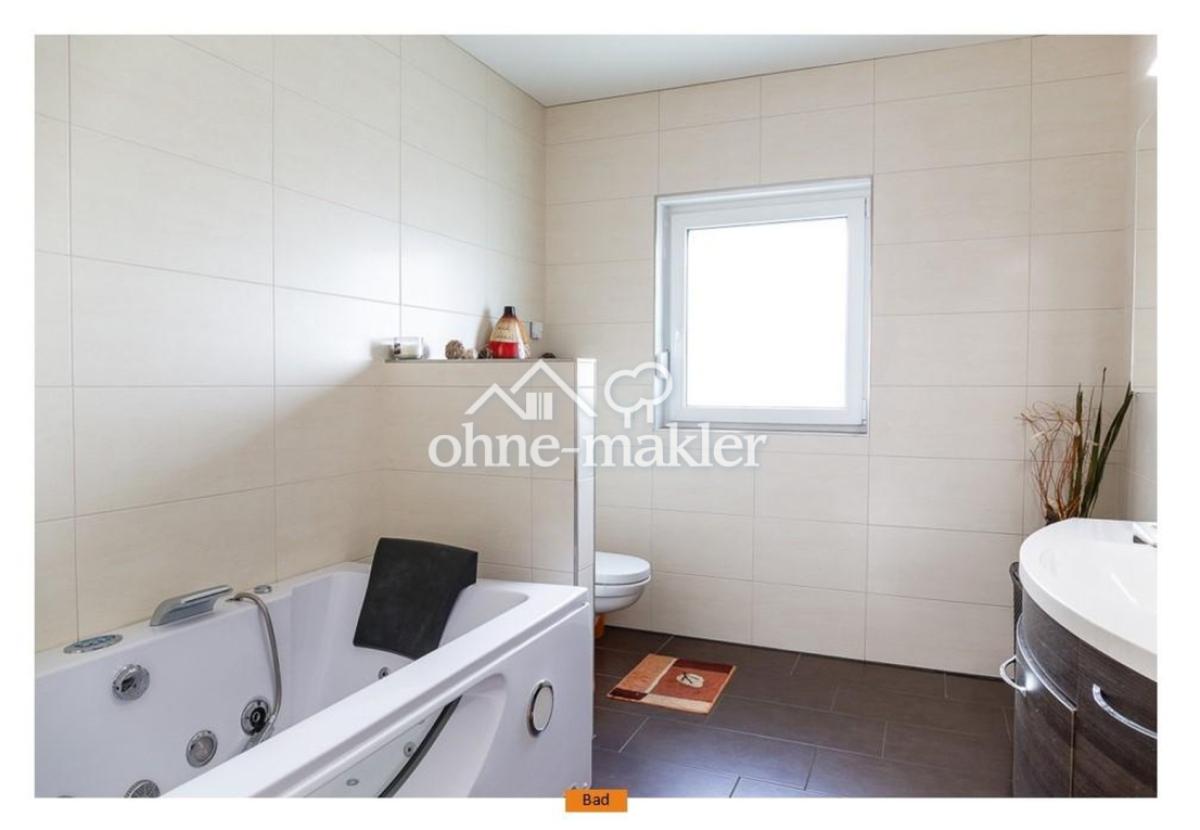Badezimmer mit Whirlpool und F