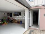 Garage mit Eingang zum Keller