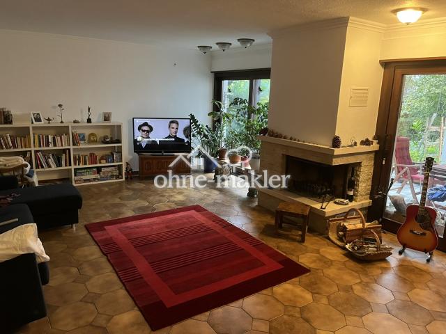 Wohnzimmer mit offenem Kamin