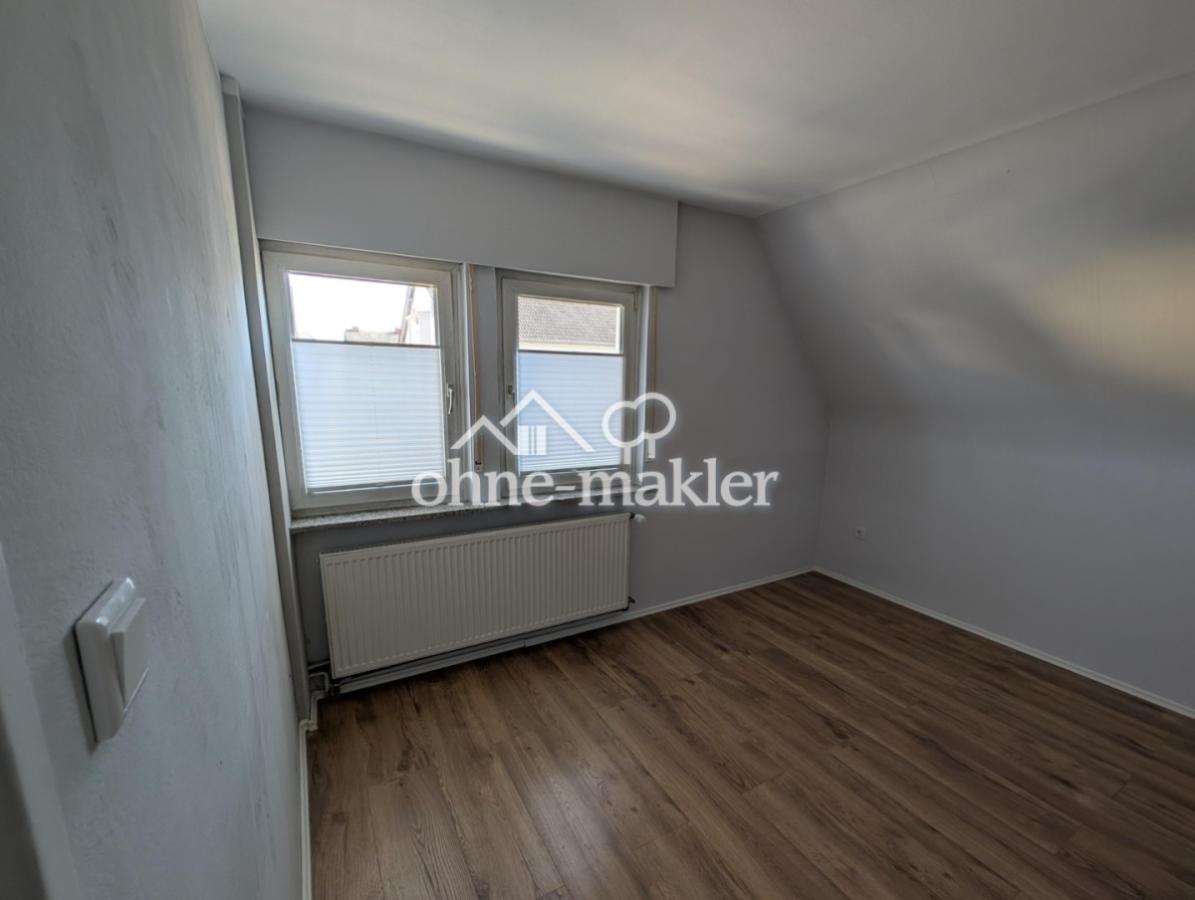 Zimmer zur Straße 1. OG
