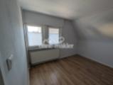 Zimmer zur Straße 1. OG