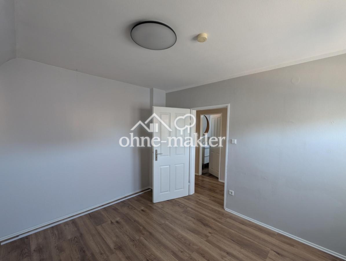 Zimmer zur Straße 1. OG