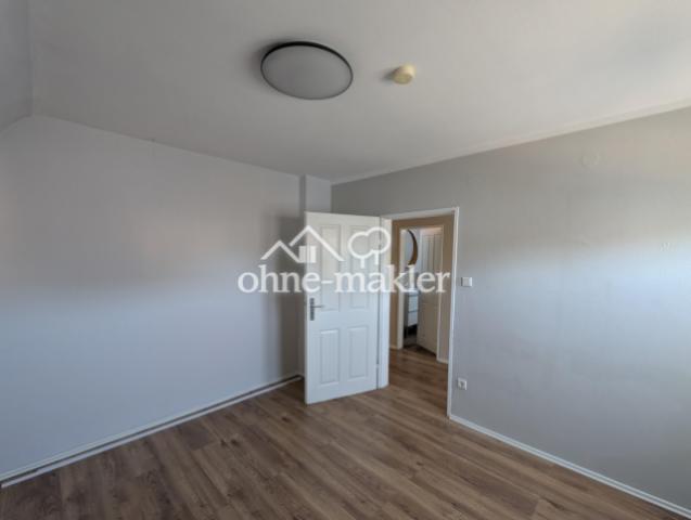 Zimmer zur Straße 1. OG