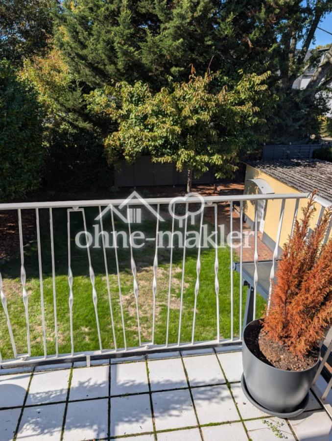 Blick vom Balkon in den Garten