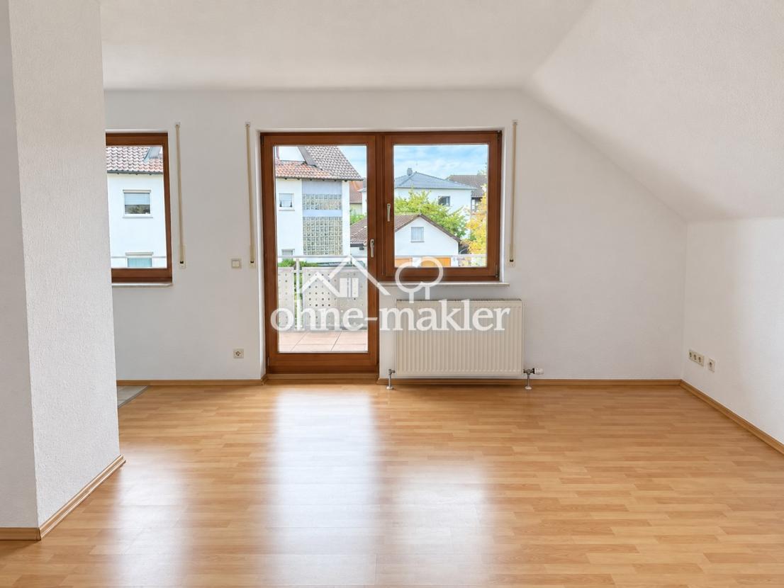 Heller Wohnbereich mit Balkon