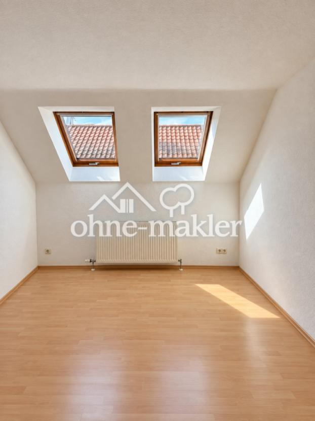 Zimmer mit Dachfenstern