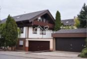 Haus und Garage 