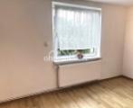 Vorderes Zimmer mit Fenster