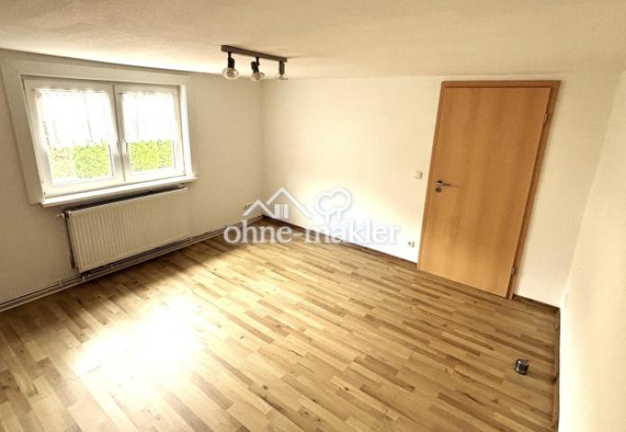 Wohnzimmer mit Tür