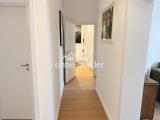Blick Flur zum Ankleidezimmer