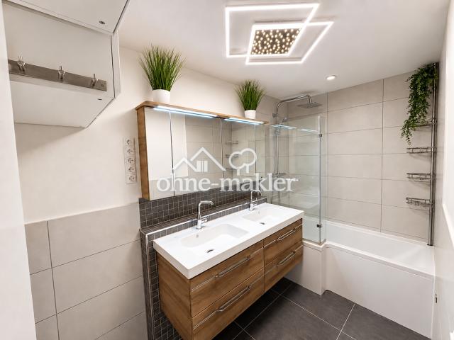 Badezimmer mit Regendusche