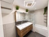 Badezimmer mit Regendusche