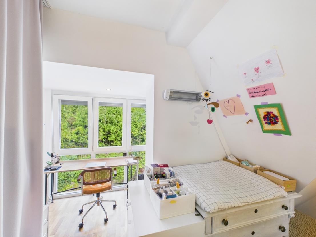 Arbeitsplatz mit Blick in Garten