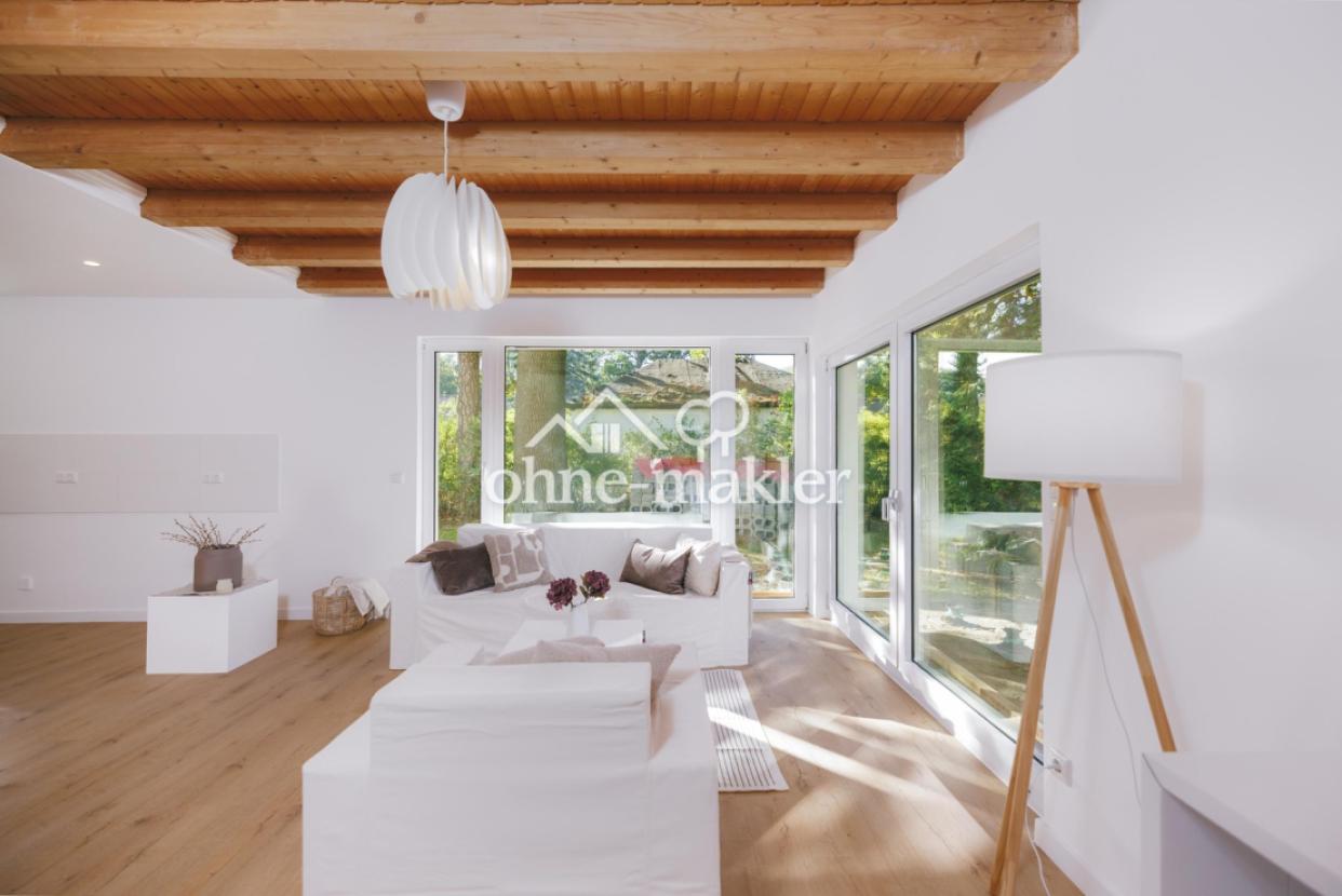 Wohnzimmer mit offener Küche