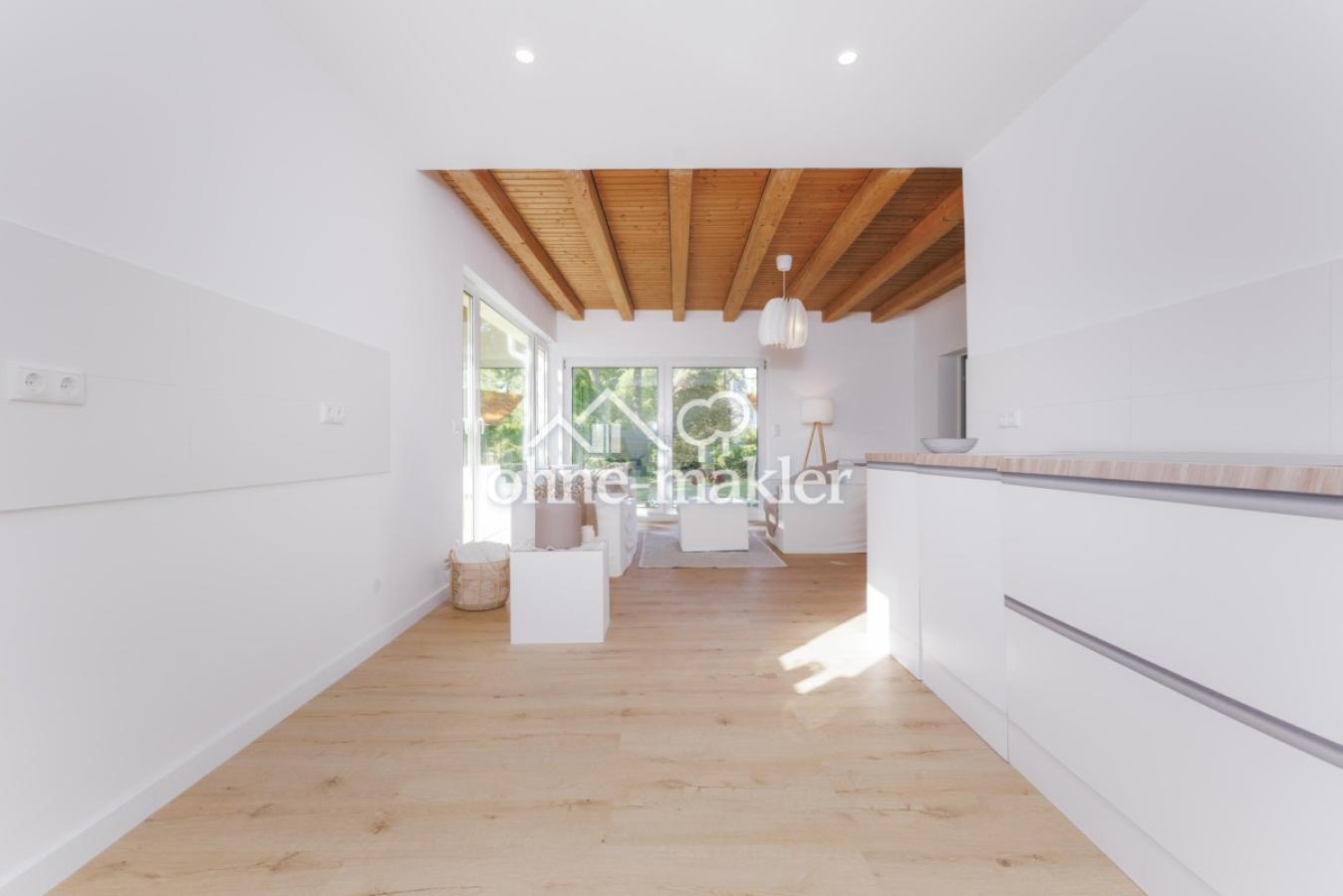 Wohnzimmer mit offener Küche