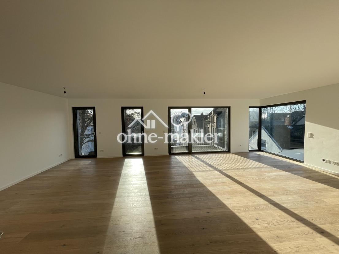 Wohnzimmer mit Balkon