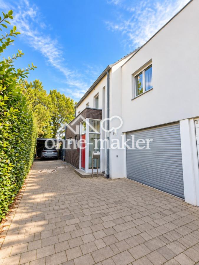 Einfahrt und Garage